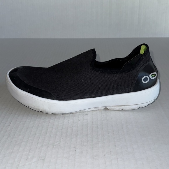 Oofos OOMG EEZEE Low Slip On Shoes In Black And White - Picture 4 of 12